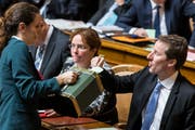 Der Zuger Bundesratskandidat Thomas Aeschi, rechts, gibt seine Stimme in die Wahlurne neben Fraktionskollegin Magdalena Martullo-Blocher, GR. (Bild: PETER KLAUNZER)
