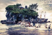 Der Insel-Hindutempel Tanah Lot in Bali, wohin Hindus jährlich pilgern. In der Nähe soll Trumps Luxushotel entstehen. (Bild: Eric Isaac/Getty)