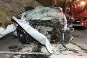 Die ungeheuerliche Wucht hat das Auto zur Unkenntlichkeit deformiert. (Bild: Kantonspolizei Nidwalden)