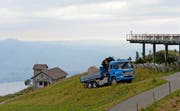 Mit einem Lastwagen wird der Stein aus China auf die Rigi transportiert. (Bild Nadia Schärli)