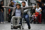 Hauptdarsteller Leonardo Nigro und Alessio Boni (im Rollstuhl) beim Dreh in der Luzerner Altstadt. (Bild Chris Iseli/Neue LZ)
