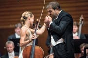 Ein Küsschen für die Dame: Chefdirigent Daniele Gatti und Cellistin Sol Gabetta im KKL. (Bild: PD/Lucerne Festival/Priska Ketterer)