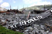 Die Brandruine des Hotels Kurhaus im April 2004. (Bild Robert Hess/Neue OZ)