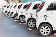 Der Saft ist draussen: Die Elektroautos warten auf Käufer. (Bild: Javier Larrea / Getty Images (9.2.2017))