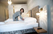 Gastgeberin Marija Bucher in einem der renovierten Zimmer im Hotel Schlüssel am Franziskanerplatz. (Bild Corinne Glanzmann)