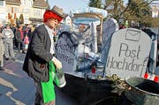 Die «erimitierten Wybärgschrecke» thematisieren am Umzug in Hitzkirch das Beizensterben im Seetal. (Bild: Dominik Wunderli / Neue LZ)