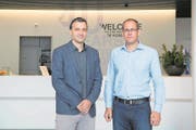 Stolze Gewinner: Erich Bachmann (links) und Georg Rickenbacher von Komax. (Bild: Nadia Schärli (Dierikon, 26. September 2017))