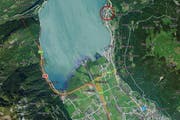 Das Flüeler «Ausserdorf» (roter Kreis) an de Axenstrasse soll aufgewertet werden. (Bild: mapsearch.ch)