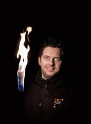 Fynn Bolliger sorgt im Stadttheater für eine feurige Stimmung. (Bild: Boris Bürgisser (Sursee, 10. Januar 2018))