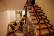 Die Feuerwehr pumpt das Wasser aus dem gefüllten Untergeschoss ab. (Bild FFZ)