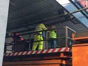 Spezialisten der VBL reparieren die Fahrleitung. (Bild: Charleen Bretteville (Luzern, 26. Juli 2017))