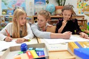 Zahlreiche Studenten der Pädagogischen Hochschulen Luzern und Schwyz haben vor kurzem ihre Ausbildung zum Primarlehrer abgeschlossen (Symbolbild). Ein beträchtlicher Anteil erhielt dennoch kein Diplom, der Grund sind ungenügende Fremdsprachenkenntnisse. (Bild: Keystone/Walter Bieri)