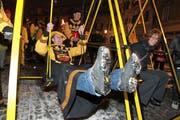 Der neue Heini-Vater Ruedi Pflugshaupt und Heini-Mutter Petra Weber sind schwungvoll in die Fasnacht gestartet. (Bild Philipp Schmidli/Neue LZ)