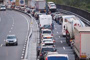 Der Auffahrtsverkehr staut sich auf der Gotthardautobahn A2 auf mehrere Kilometer. (Bild: Keystone (Archiv))