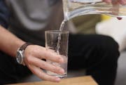 Insgesamt 1300 Haushalte in der Gemeinde Beromünster hatten Verunreinigungen im Trinkwasser. (Symbolbild) (Symbolbild Neue LZ)
