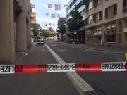 Die Dorfstrasse war am Mittwochnachmittag für die Spurensicherung abgesperrt. (Bild: Zuger Polizei (Baar, 16. August 2017))