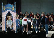 Rund 120 Kinder, Jugendliche und Erwachsene haben bei dem Stück mitgewirkt. (Bild: Stefan Kaiser (Zug, 16. Dezember 2017))
