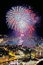 Das Feuerwerk des Luzerner Festes, fotografiert von der Plattform des Hotels Château Gütsch aus. (Bild: Pius Amrein)