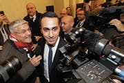 Fünf-Sterne-Spitzenkandidat Luigi Di Maio wurde gestern als Sieger gefeiert. (Bild: Andrew Medichini/AP (Rom))