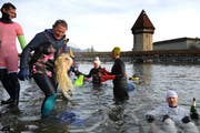 Beim sportichen Silvesterschwimmen wird traditionellerweise auch allerlei Schabernack getrieben. (Bild: Boris Bürgisser / Neue LZ)