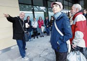 Lokalhistoriker Geni Häusler (links) weiss den Zuhörern allerhand Wissenswertes aus der Geschichte Unterägeris zu erzählen. (Bild: Werner Schelbert (9. September 2017))