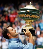 Schon zum neunten Mal stemmt Roger Federer den Pokal in Halle in die Höhe. (Bild: Tyler Larkin/EPA (Halle, 25. Juni 2017))