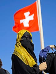 Braucht es ein schweizweites Burkaverbot? Im Bild eine Touristin mit Nikab-Schleier auf dem Jungfraujoch. (Bild: Keystone/Marcel Bieri)