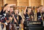 Nachwuchsschwinger rappen für eine Radio- und TV-Sendung in der Schwinghalle Rothenburg. (Bild Corinne Glanzmann)