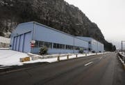 Die Sabag zieht hinter die grosse Produktionshalle der Infanger Technik AG. (Bild Daniel Regli/Neue UZ)