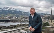 Ruedi Heim (50) auf der Terrasse der Landeskirche, mit Blick aufs Luzerner Seebecken. (Bild: Nadia Schärli (3. Januar 2018))