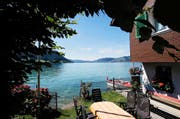 Mehr Ferienstimmung geht fast nicht: das Haus an der Hauptseestrasse in Morgarten – Seeanstoss inklusive. (Bild Stefan Kaiser)