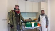 Fabian Lötsch (links) mit einem Mitarbeiter der Suppenstube des Kapuzinerklosters Wesemlin. (Bild: PD)