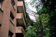 Damit solche Szenen wie hier beim Hangrutsch im 2008 der Vergangenheit angehören, werden während vier bis fünf Monaten Schutzbauten an der Baselstrasse installiert. (Bild: Archiv Neue LZ)