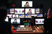Mehr Berichte über andere Sprachregionen: Medienministerin Doris Leuthard, hier auf Bildschirmen des Regieraums des Schweizer Fernsehens, nimmt die SRG in die Pflicht. (Bild: Keystone/Peter Klaunzer)