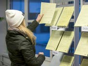 Junge Arbeitslose informiert sich im Regionalen Arbeitsvermittlungszentrum (Archiv) (Bild: KEYSTONE/PETER KLAUNZER)