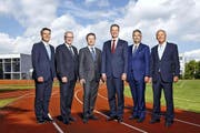 Für das neue Luzerner Regierungsratsfoto posiert das Gremium auf der Laufbahn der Kanti Alpenquai. Von links: Staatsschreiber Lukas Gresch, Robert Küng (FDP), Marcel Schwerzmann (parteilos), Regierungspräsident Reto Wyss (CVP), Guido Graf (CVP) und Paul Winiker (SVP). (Bild: PD)