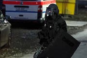Spezialeinsatzkräfte der Zuger Polizei – im Februar bei einem Einsatz wegen einer Messerstecherei in der Steinhauser Asylunterkunft. (Bild Maria Schmid)