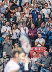 Auch gestern: zufriedene Federer-Fans in der ausverkauften St.-Jakobs-Halle. Bild: Alexandra Wey/Keystone (Basel, 28. Oktober 2017) (Bild: Alexandra Wey/Keystone (Basel, 28. Oktober 2017))