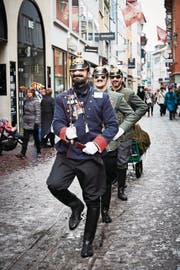 Bismarck-Soldaten marschieren durch die Luzerner Altstadt. (Bild: Jakob Ineichen (Luzern, 12. Februar 2018))