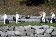 Spezialisten der Schweizer Armee und Polizeiforensiker untersuchen den Unfall nach dem Absturz eines F/A-18 am 24. Oktober 2013 bei Alpnach. (Bild: Keystone / Urs Flüeler)