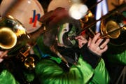 Kakophonische Töne am Guuggenüberfall auf dem Stanser Dorfplatz. (Bild Manuela Jans/Neue LZ)