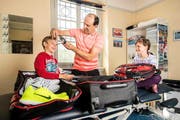 Seine Kinder Sven und Aline halfen dem Masseur Thomas Rymann beim Packen der Koffer für die Reise an die Olympiade in Brasilien. (Bild Philipp Schmidli)