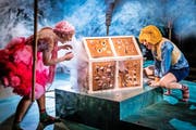 Stimmlich betörendes Geschwisterpaar wie aus dem Bilderbuch: Kathrin Hottiger und Stephanie Szanto als Hänsel und Gretel. (Bild: LT/Ingo Höhn)