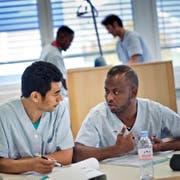 Sonam Wangyal Manangtgang (links) und Omer Ibrahim haben sich in einem Vorkurs auf eine Ausbildung in der Pflege vorbereitet. (Archivbild Pius Amrein)