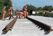 Gleisarbeiter reparieren die abgesenkten Gleise in Rastatt. (Bild: Uli Deck/Keystone (22. September 2017))