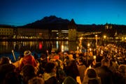 Die Menschen versammelten sich am frühen Silvesterabend rund um die Reuss für eine christliche Lichterfeier. (Bild: Philipp Schmidli/LZ)