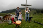 Reto und Silvia Theiler mit ihren Kindern Nick (auf Traktor), Melina und Baby Katia, fotografiert am Donnerstag auf der Alp Äbnistetten bei Hasle. Tochter Lisa fehlt (im Kindergarten). (Bild: Eveline Beerkircher / Neue LZ)