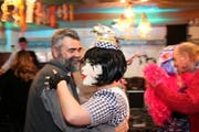 Maschgrad der Siegergruppe beim Tanz im Restaurant Schwert. (Bild Laura Vercellone/Neue SZ)