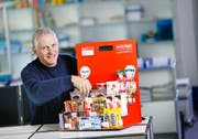 Mit seinem Unternehmen Easy Snack stellt Fredi Meier Snackregale für Firmen zur Verfügung und füllt diese regelmässig wieder auf. (Bild Stefan Kaiser)