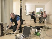 Die Polizei bei einer Spurensicherung in einer Wohnung nach einem Einbruchdiebstahl. (Symbolbild: Zuger Polizei)